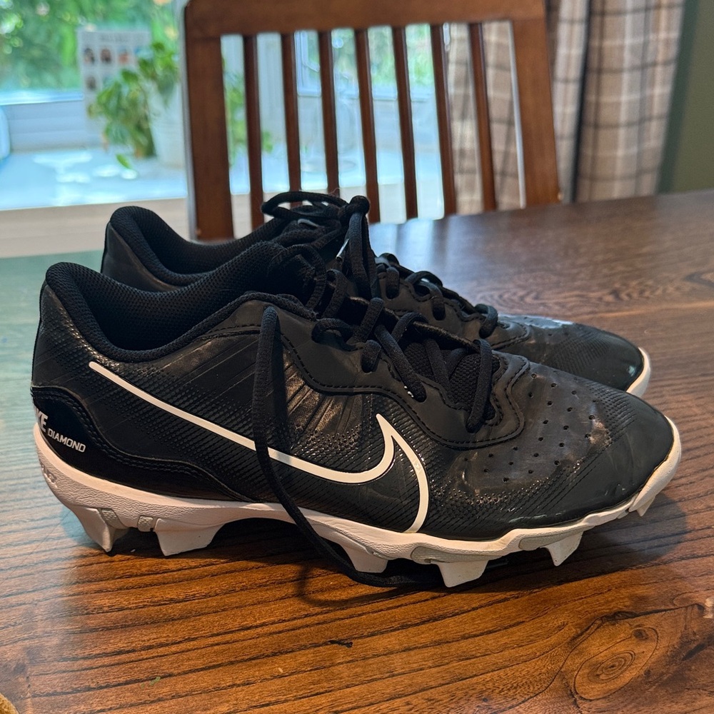 Nike Men's Black and White Athletic Cleats